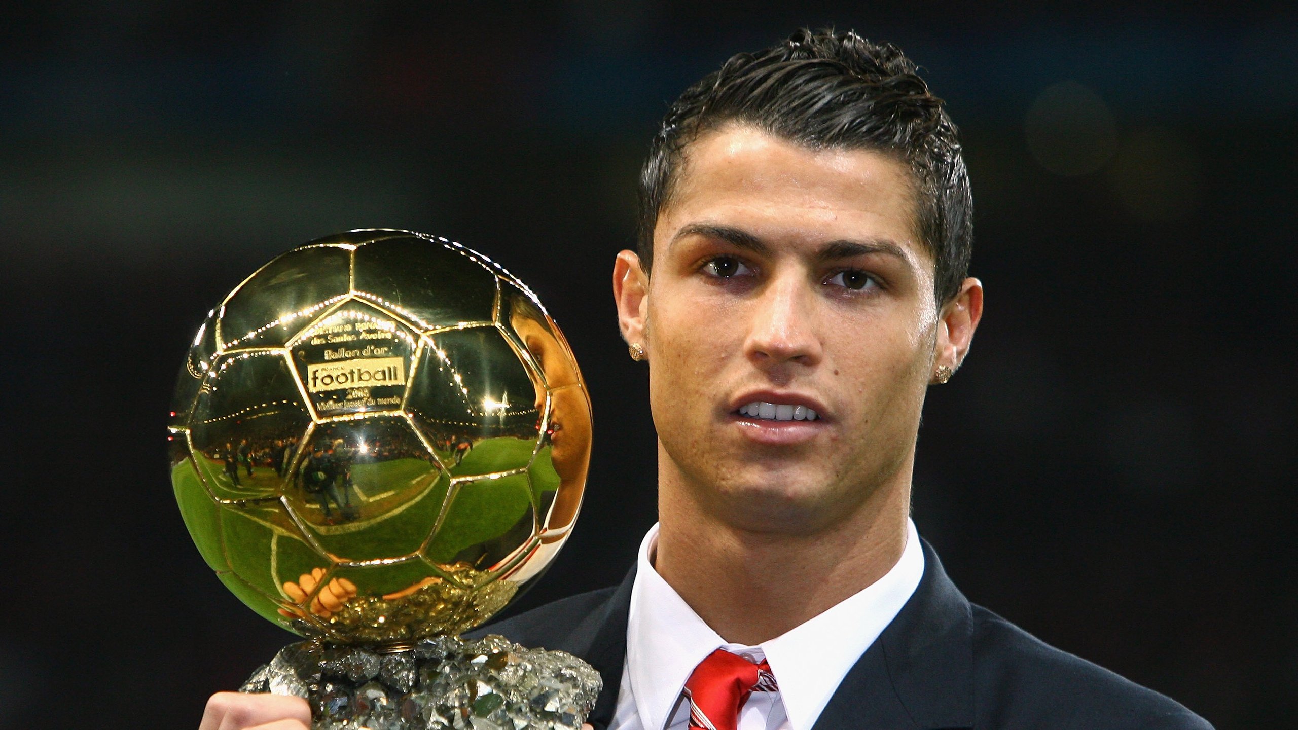 德甲：拜仁5-0横扫奥格斯堡，莱万完成帽子戏法，拜仁5-1狂胜 莱万梅开二度